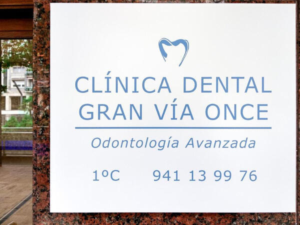 Detalle de la placa de la clínica dental Gran Vía Once